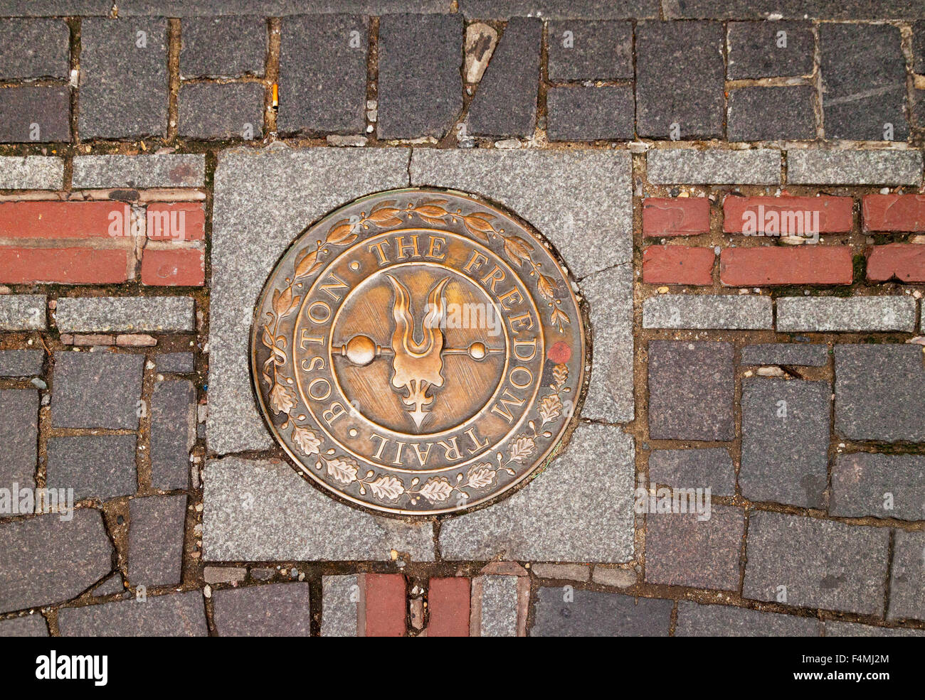Symbol der Boston Freedom Trail zu Fuß auf dem Bürgersteig, Boston, Massachusetts, USA Stockfoto