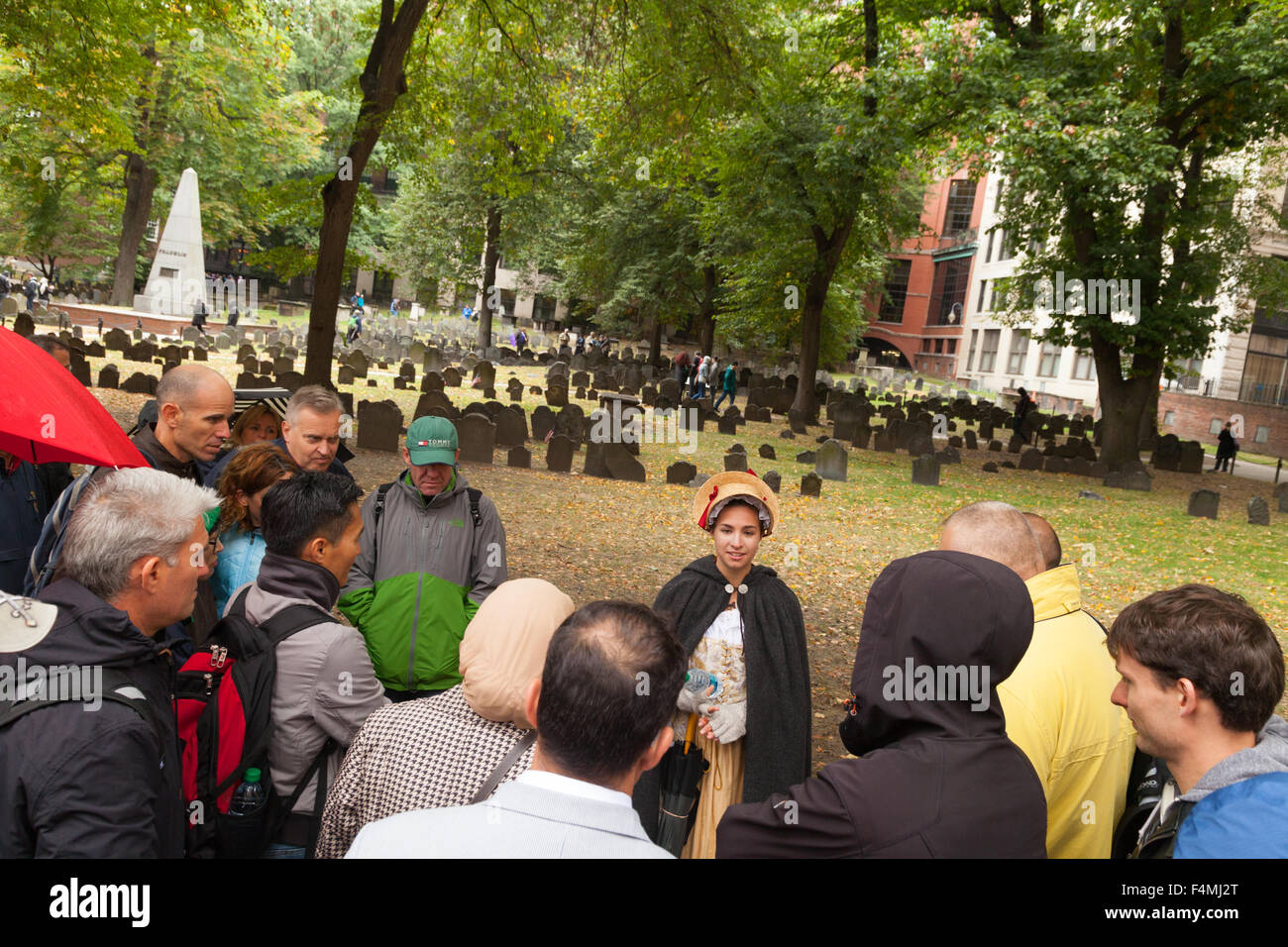 Touristen auf einer geführten tour mit Tour-Guide, auf der Boston Freedom Trail, der Old Granary Burial Ground, Boston, Massachusetts, USA Stockfoto