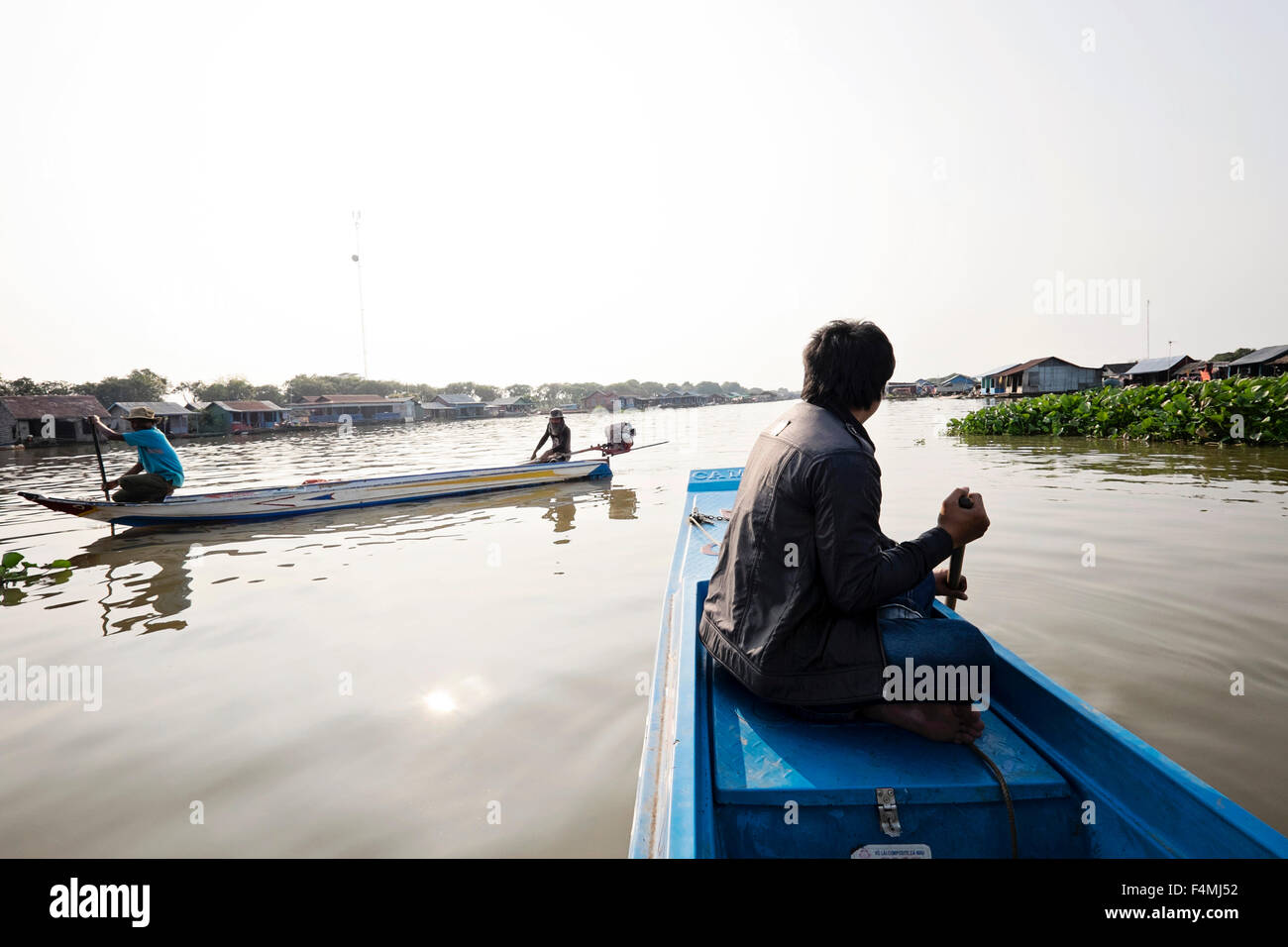 Dorfbewohner steuern ihre Boote durch die schwimmenden Dorf von Prek Toal auf See Tonle Sap. Stockfoto