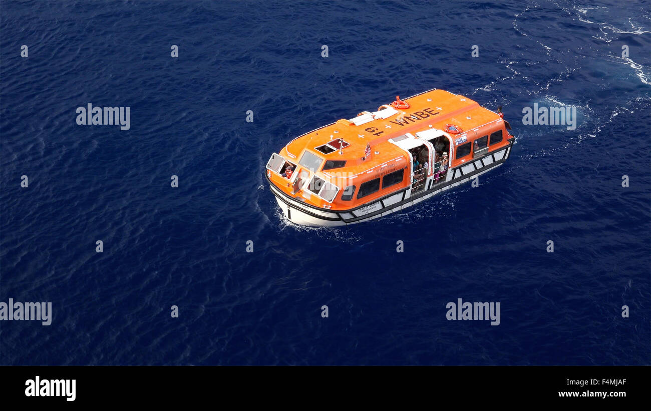 Ein Kreuzfahrtschiff Ausschreibung aka Rettungsboot Rückkehr auf das Schiff voller Touristen auf Hawaii Stockfoto