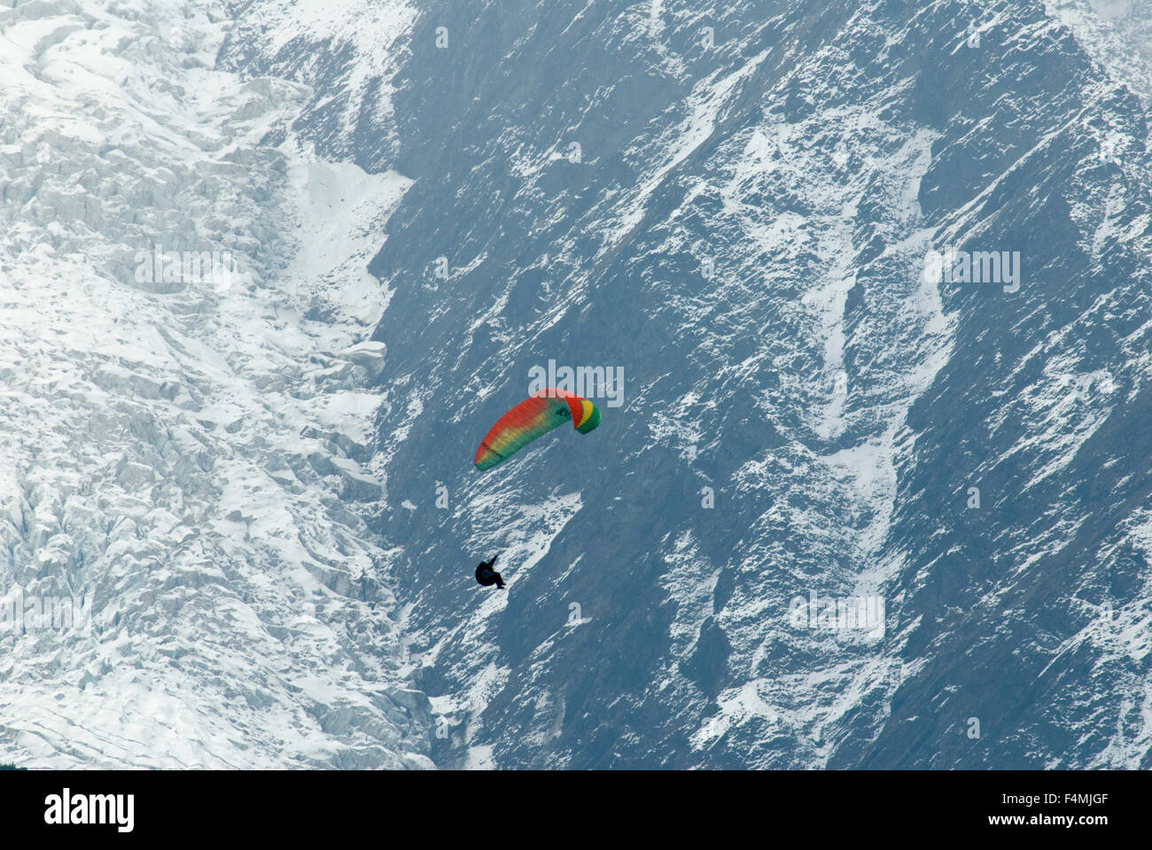 Para Segelflieger steigenden hoch in das Tal von Chamonix mit dem Gletschereis des Bossons Gletscher hinter Stockfoto