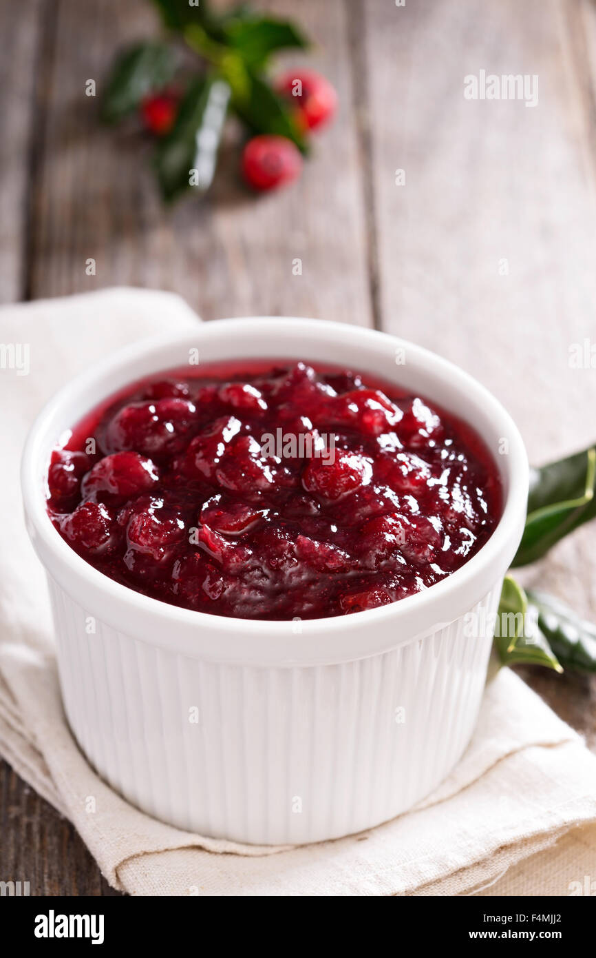 Cranberry-Sauce in Keramik Töpfchen auf einer Serviette Stockfoto