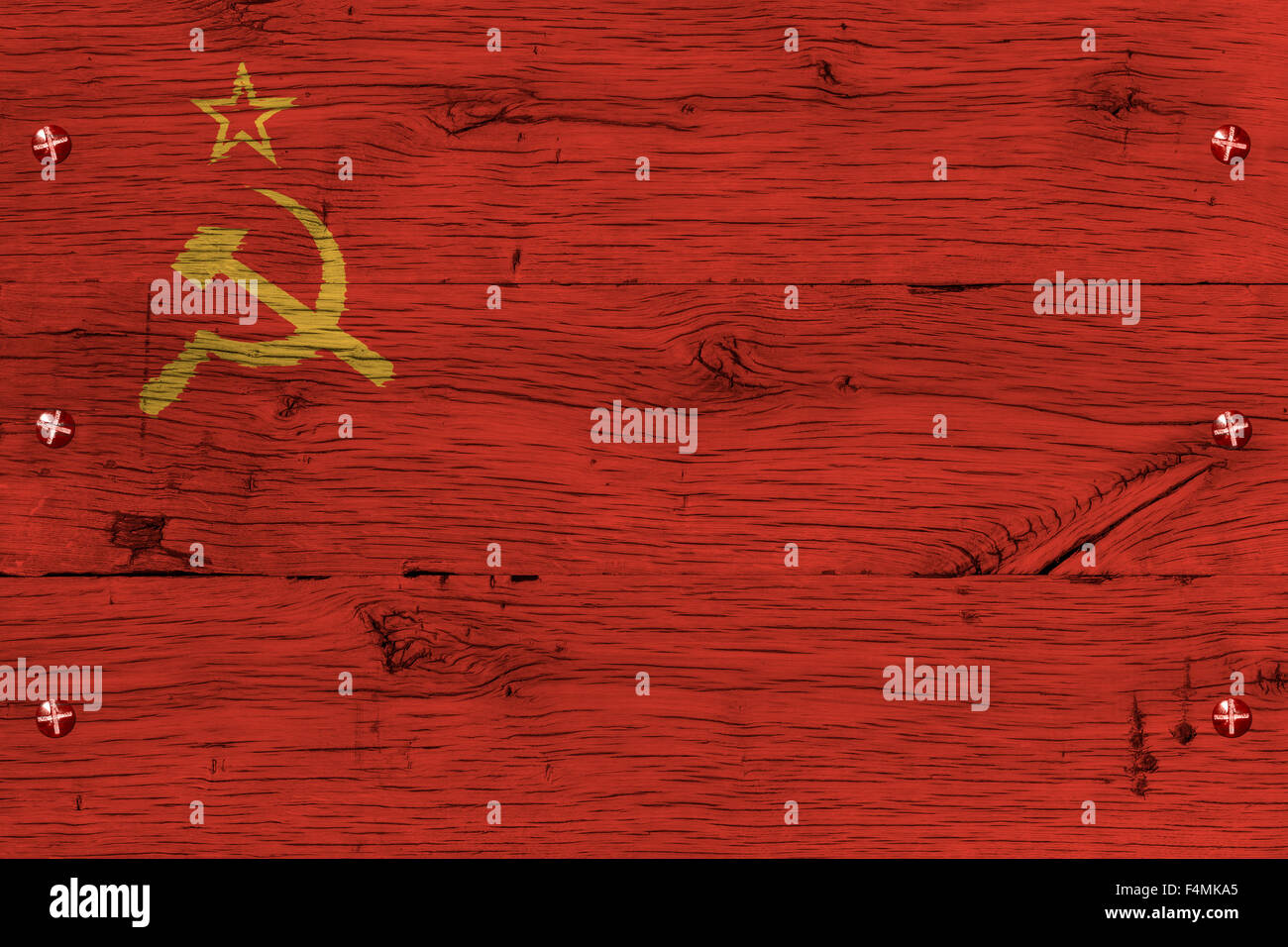 USSR historischen Nationalflagge. Malerei ist auf Holz von alten Zug Wagen bunt. Mit Schrauben oder Bolzen befestigt. Stockfoto