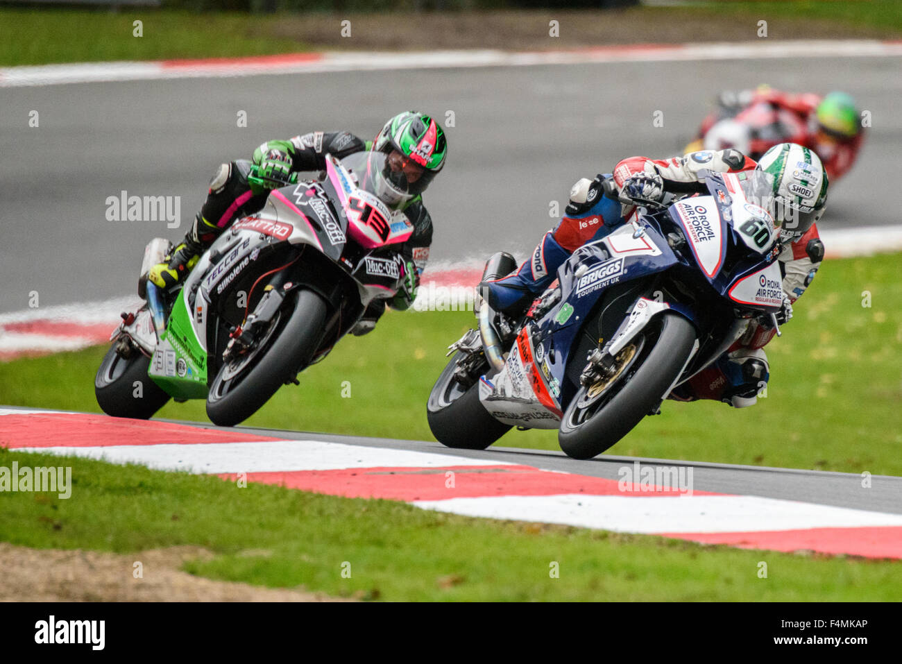 Reiter kämpfen um auf dem GP-Kurs in der letzten Runde von der britischen Super-Bike-Meisterschaft in Brands Hatch. Stockfoto