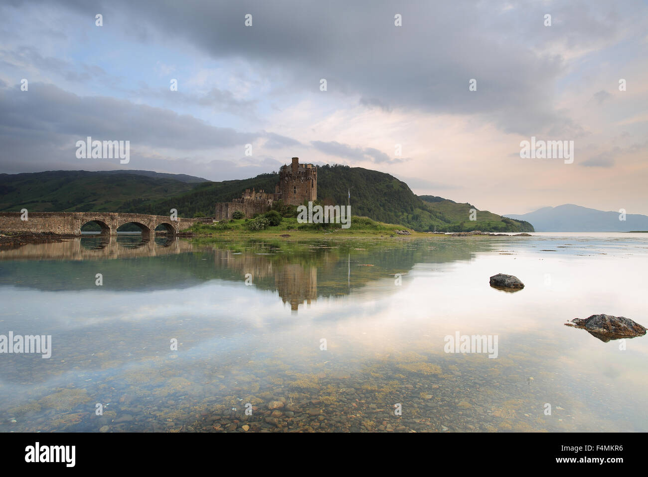 Die schöne Eilean Donan Castle, Schottland mit Reflexionen im Loch Duich Stockfoto