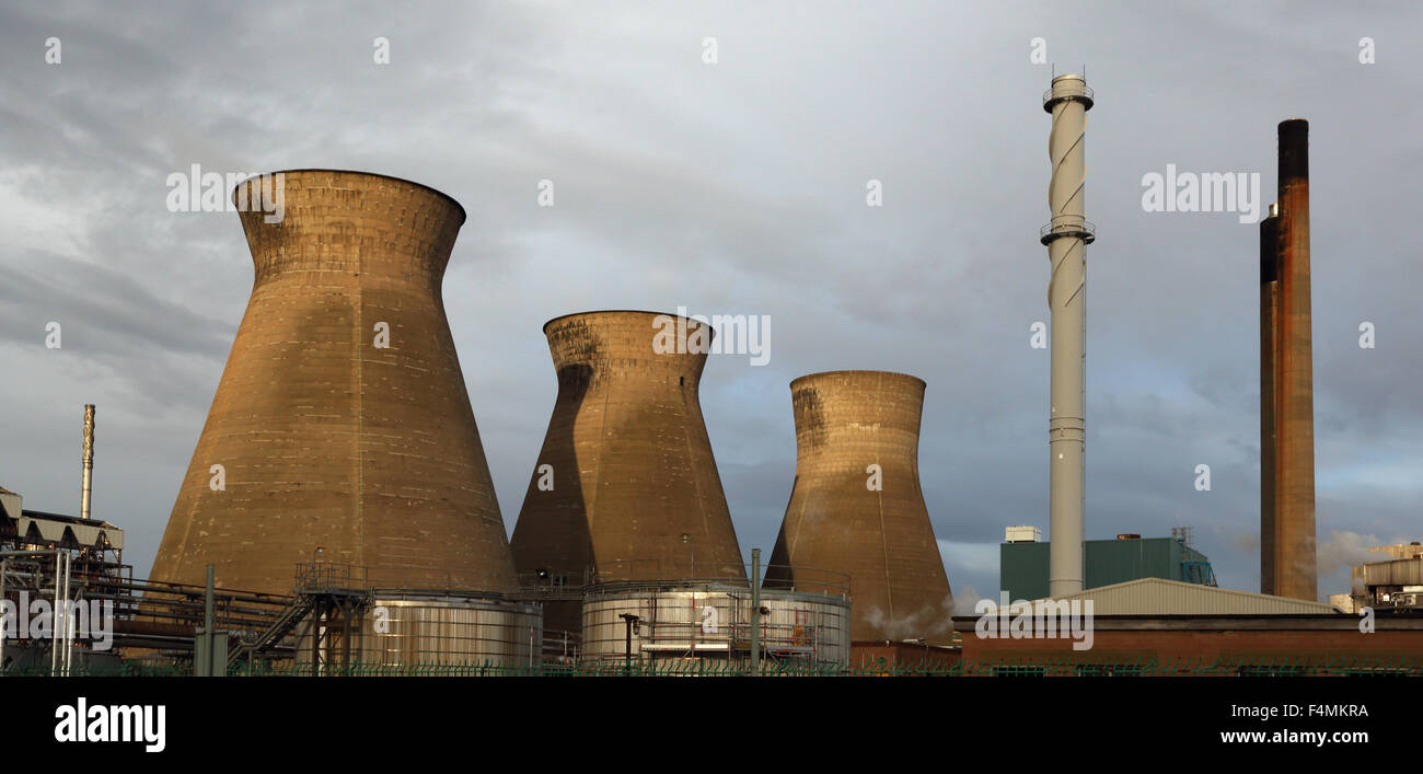 Grangemouth Raffinerie, große Kamine und dünne Schornsteine gegen den bewölkten Himmel Stockfoto