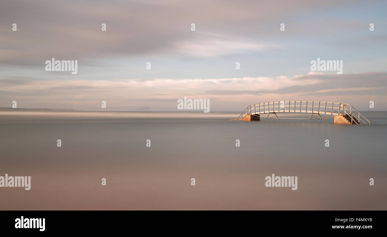Bridge to Nowhere mit dem Bass Rock in der Ferne bei Flut Stockfoto