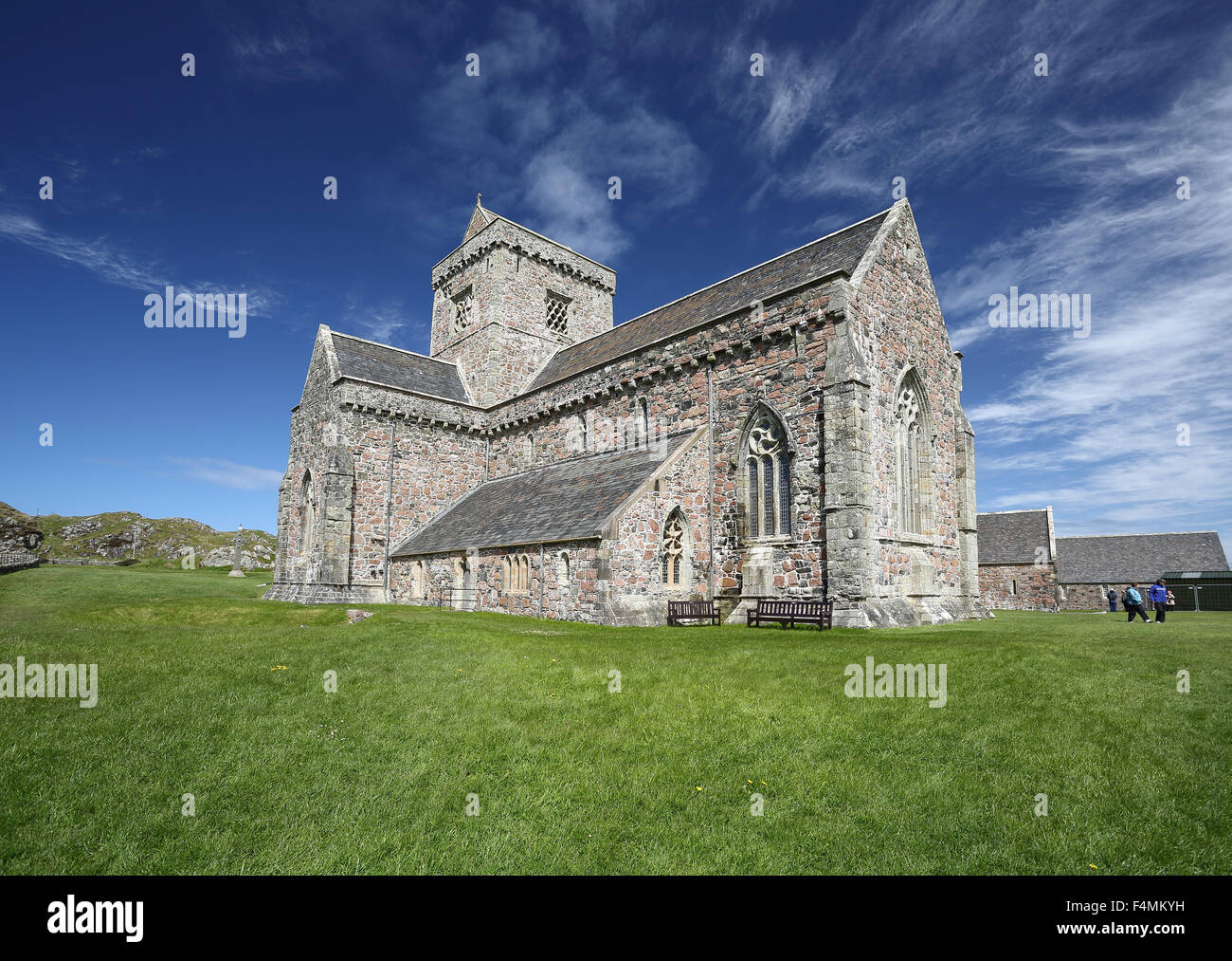 Iona Abbey an einem sonnigen Tag mit blauem Himmel und weißen Wolken Stockfoto