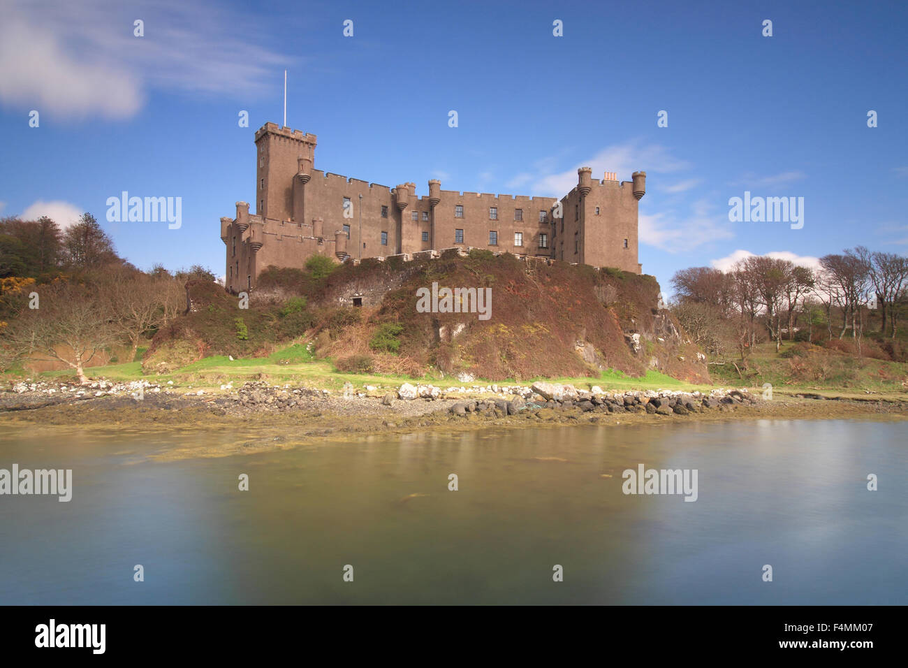 Dunvegan Castle von Loch Dunvegan an einem sonnigen Tag Stockfoto