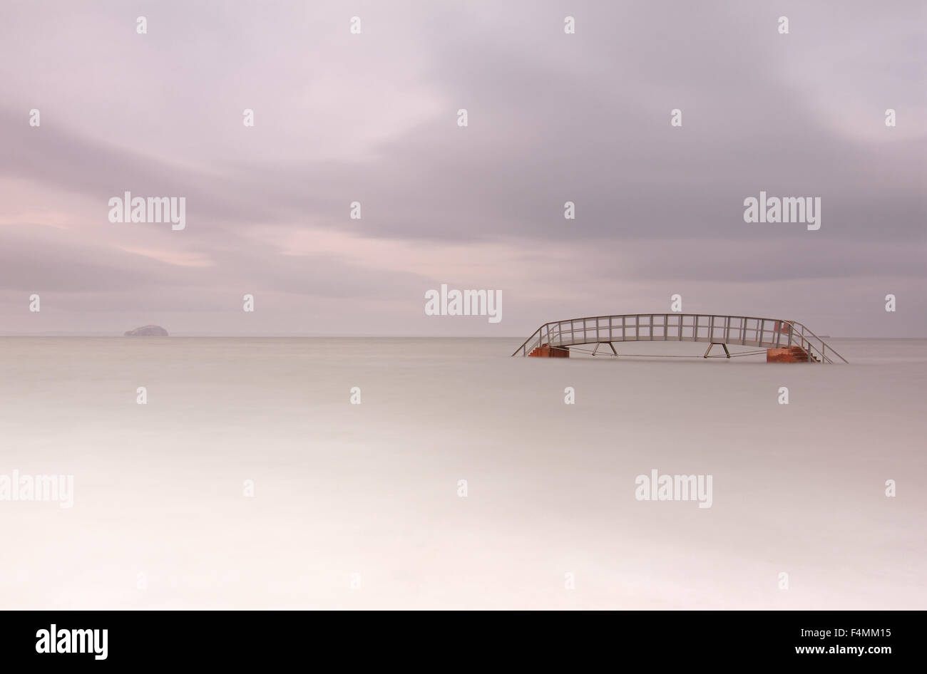 Bridge to Nowhere mit dem Bass Rock in der Ferne bei Flut Stockfoto