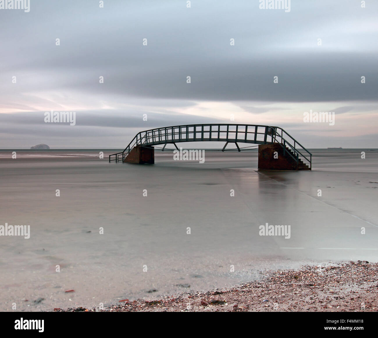 Bridge to Nowhere mit dem Bass Rock in der Ferne bei Ebbe Stockfoto