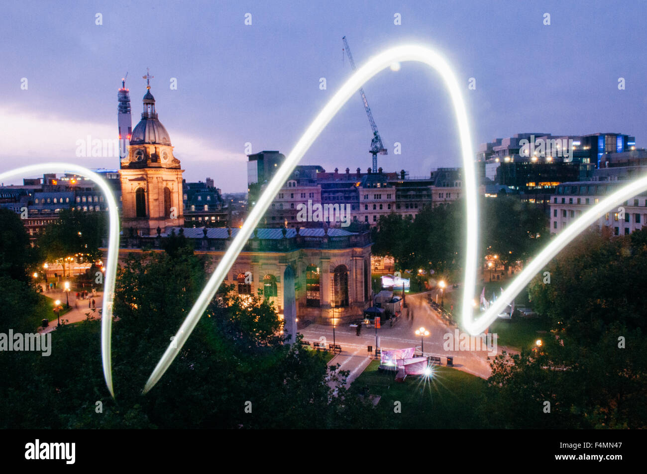 Abend auf der Dachterrasse Blick auf Birmingham Kathedrale und dem Geschäftsviertel Colmore Reihe mit einem Blitz des Lichtes über das Stadtbild Stockfoto