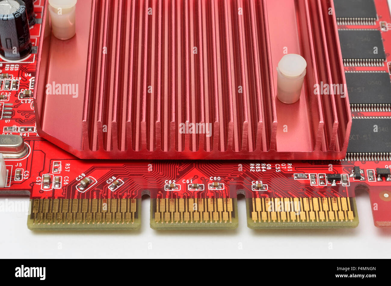AGP-Kontakte und Kühlkörper auf eine Gainward Grafikkarte. Stockfoto