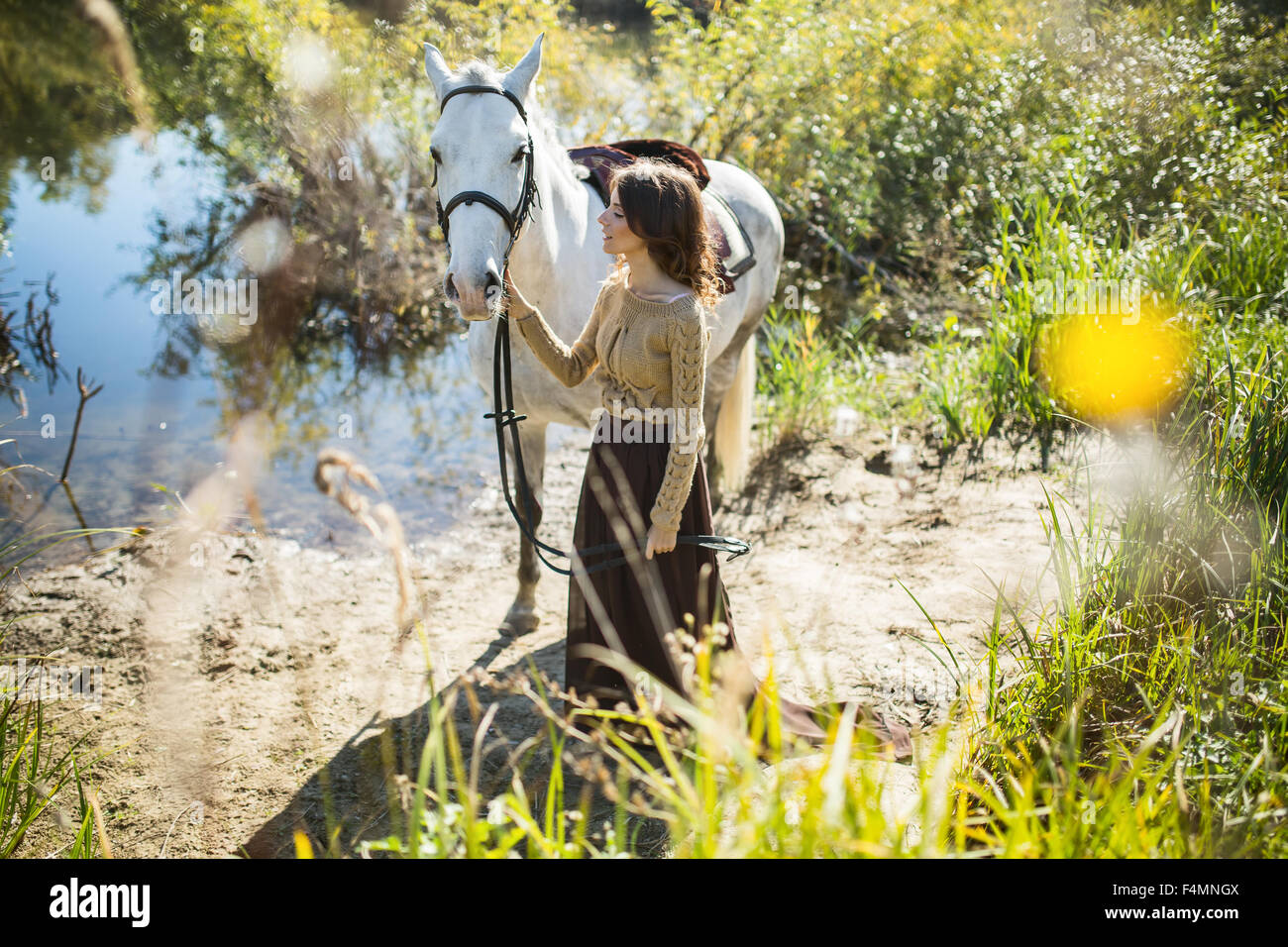 Schöne Mädchen mit dem weißen Pferd Stockfoto