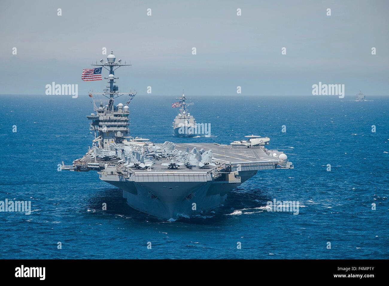 US Navy Nimitz-Klasse-Flugzeugträger USS George Washington führt eine Formation von Kriegsschiffen während der Übung UNITAS 17. Oktober 2015 in den Pazifischen Ozean. Stockfoto