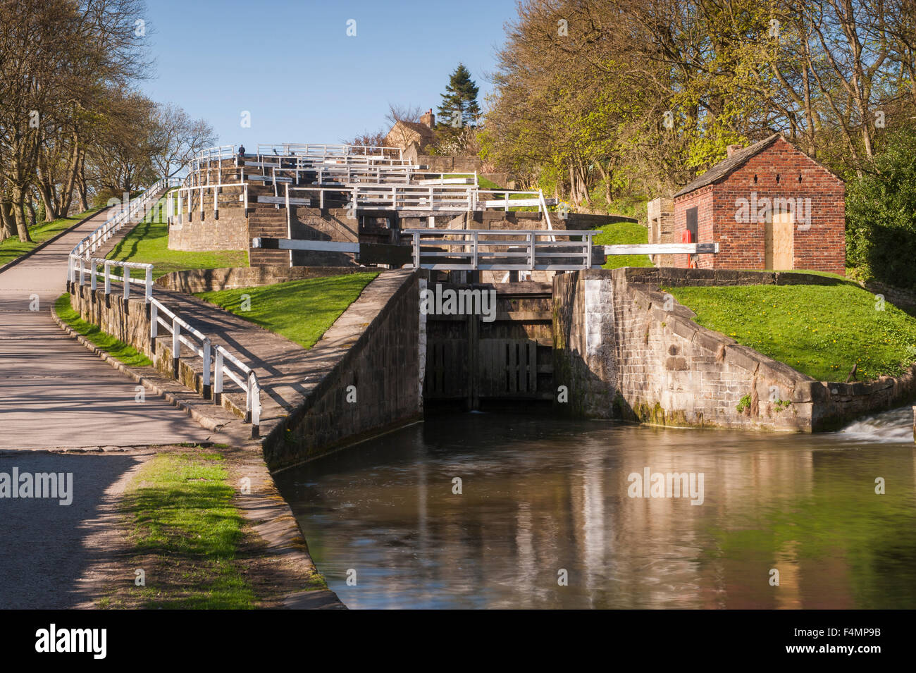 Malerischer Blick auf den sonnigen Frühling, Blick auf die Schleusentore - Bingley Five Rise Locks, Leeds und Liverpool Canal, West Yorkshire, England, Großbritannien. Stockfoto