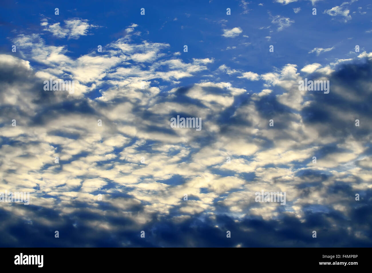 Weißen Cumuluswolken gegen blauen Himmel closeup Stockfoto