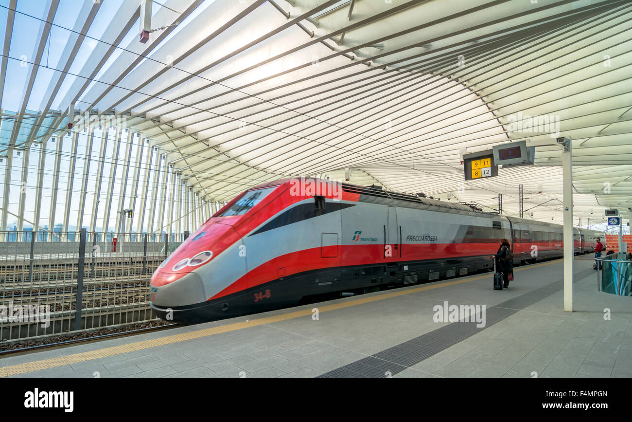 Zug und Passagiere in High Speed Train Station in Reggio Emilia, Italien. Stockfoto