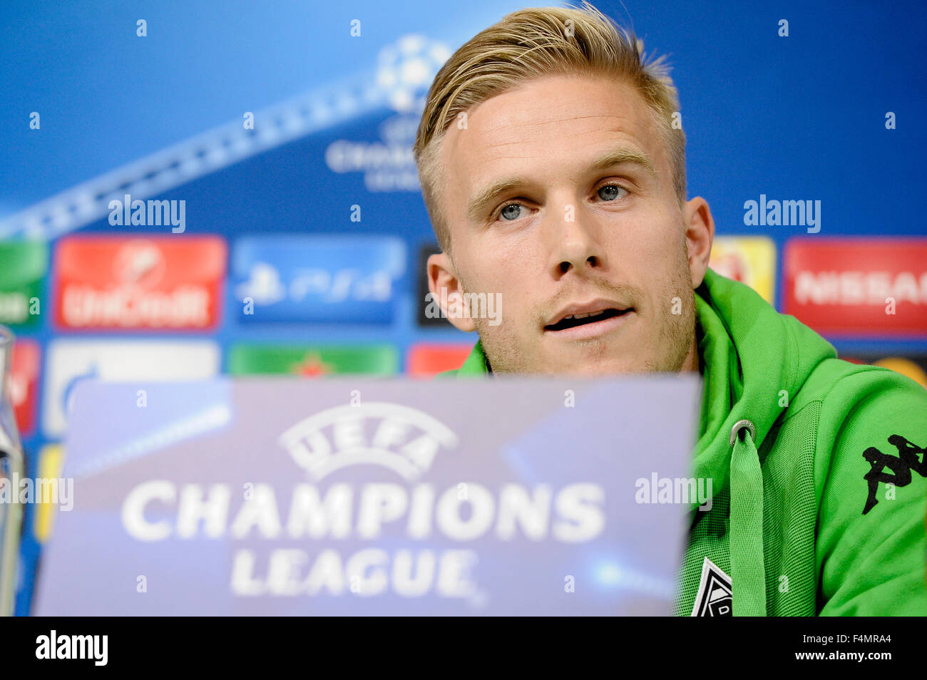 Turin, Italien. 20. Oktober 2015. Oscar Wendt, Spieler von Borussia Mönchengladbach, spricht auf der Pressekonferenz im Juventus Stadium vor dem Champions-League-Spiel zwischen Juventus FC und Borussia Mönchengladbach. Bildnachweis: Nicolò Campo/Pacific Press/Alamy Live-Nachrichten Stockfoto