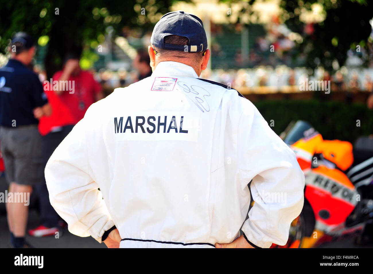 Ein Marschall in weißen Overalls auf dem Goodwood Festival of Speed im Vereinigten Königreich. Stockfoto