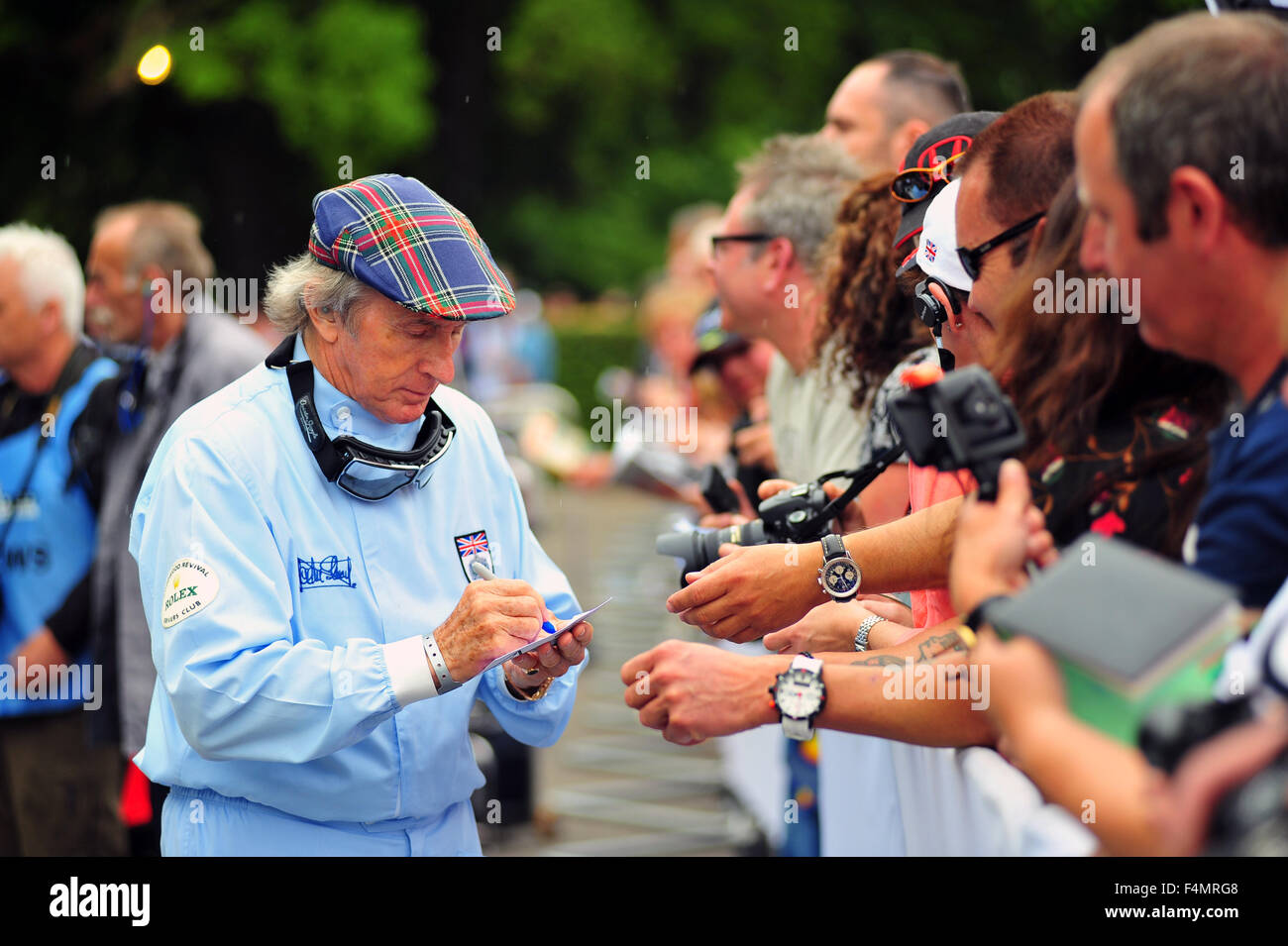 Ehemalige Formel 1-Rennfahrer Sir Jackie Stewart gibt Autogramme auf dem Goodwood Festival of Speed im Vereinigten Königreich. Stockfoto