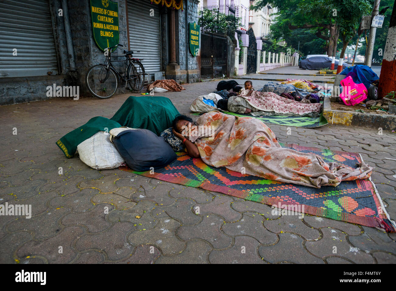 Obdachlose leben unter extremen Bedingungen, schlafen auf dem Fußgängerweg Stockfoto
