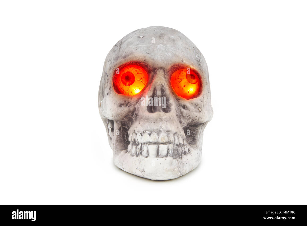 Halloween menschlicher Schädel mit Augen leuchten rot auf weißem Hintergrund, Stockfoto