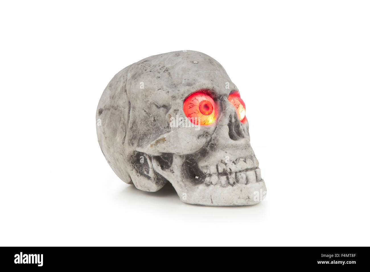 Halloween menschlicher Schädel mit Augen leuchten rot auf weißem Hintergrund, Stockfoto