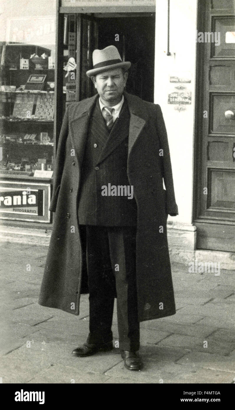 Mann mit Hut und Mantel auf den Schultern, Italien Stockfotografie - Alamy