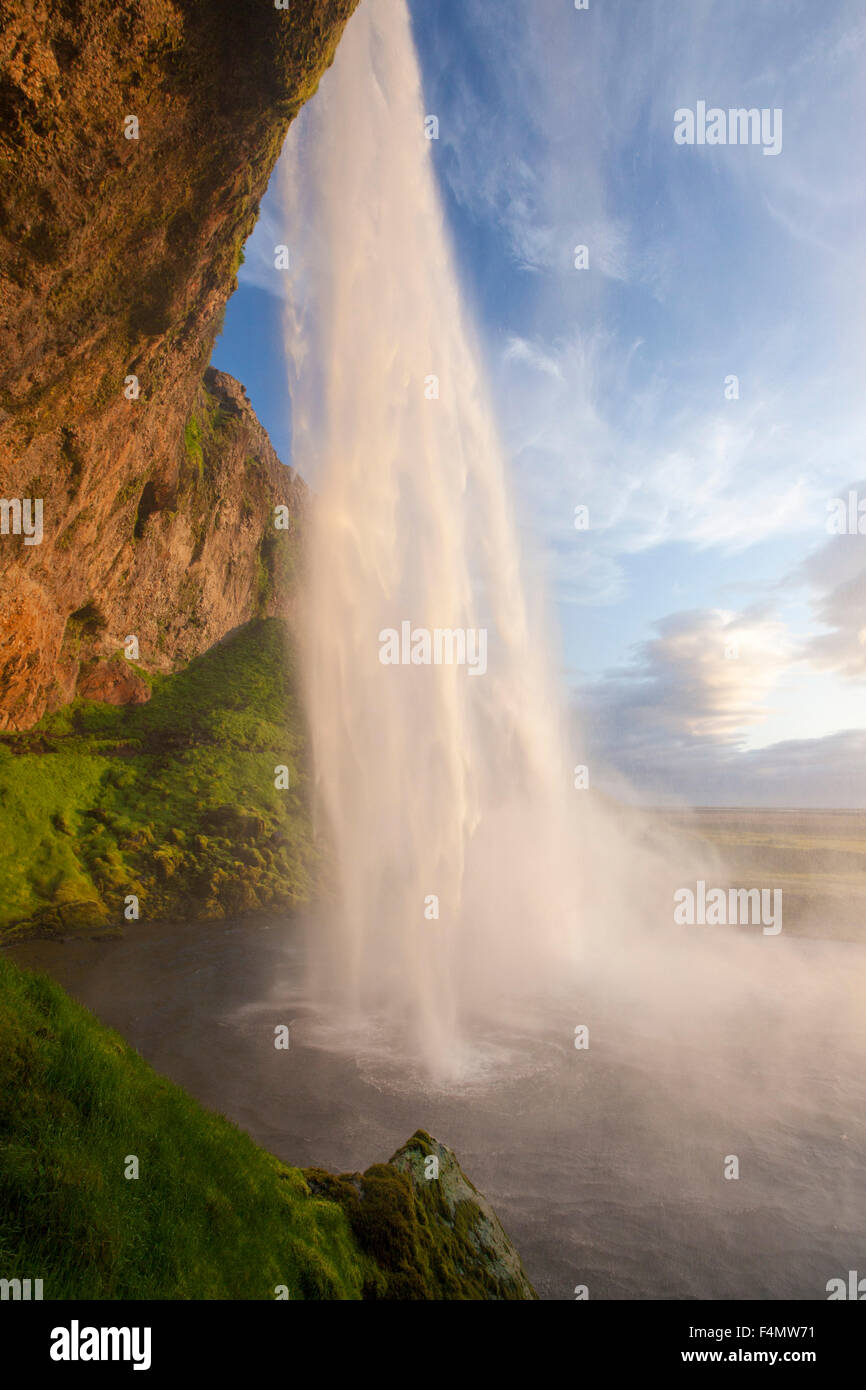 Seljalandsfoss Wasserfall stürzt 60m von der Klippe oben, Sudhurland, Island. Stockfoto