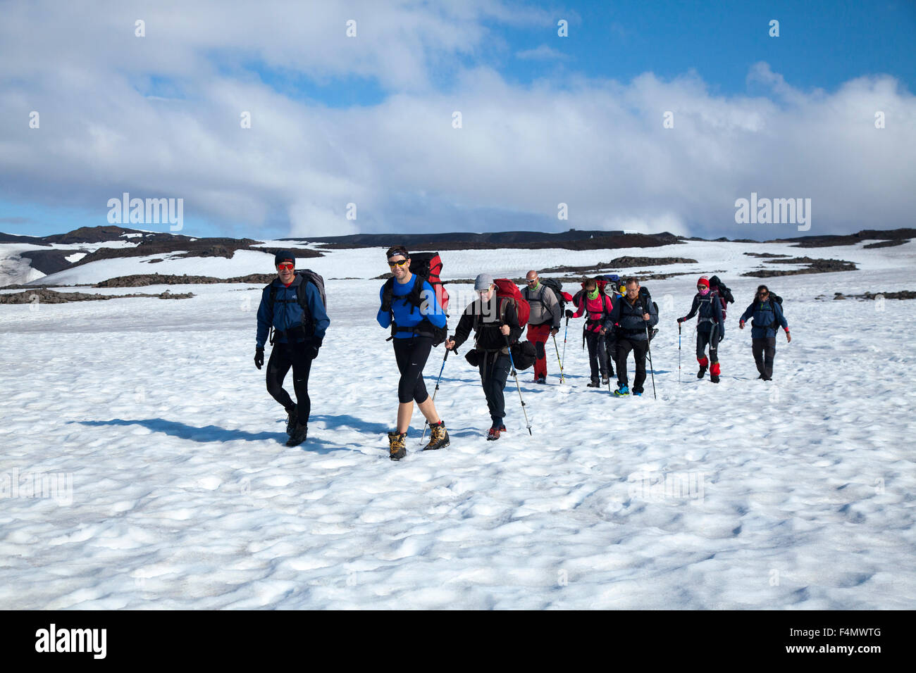 Wanderer durchqueren Schnee auf den Skogar Fimmvörduháls Trail, Sudhurland, Island. Stockfoto