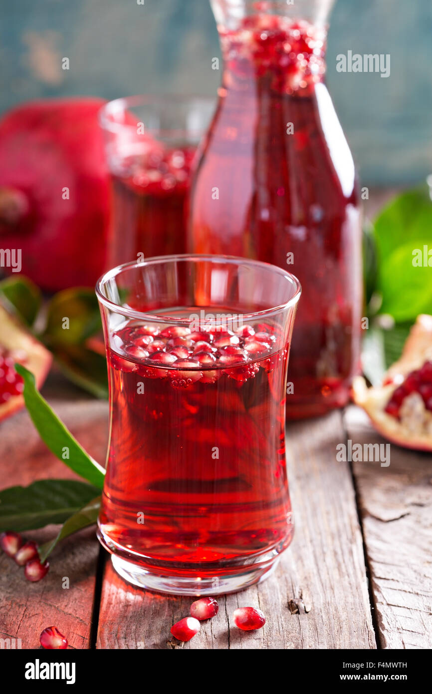 Granatapfel-Drink mit Mineralwasser fallen kaltes Getränk Stockfoto