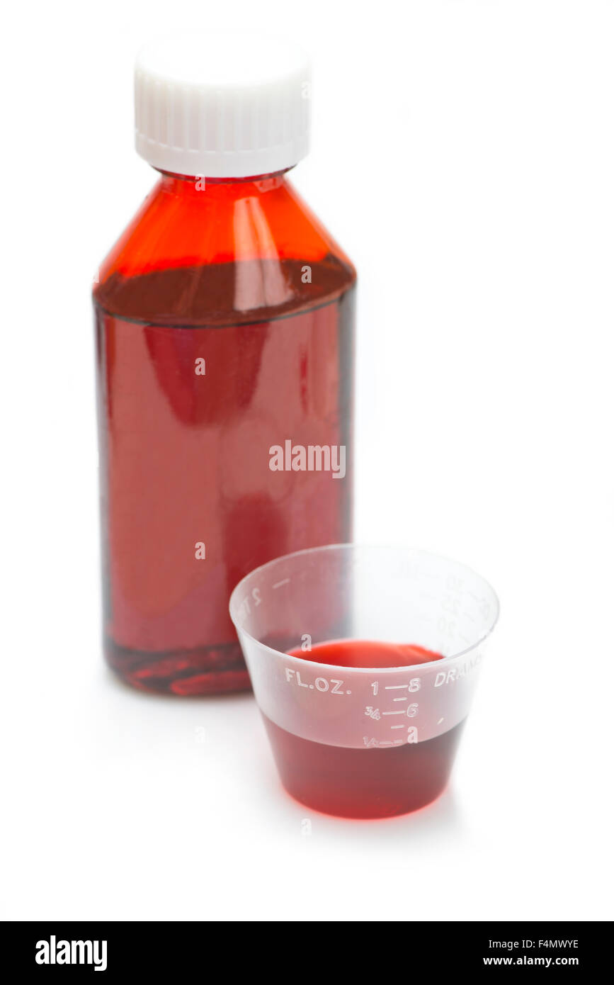 Roten Husten und kalte Flüssigkeit Erkältungsmittel im Messbecher auf weiß. Stockfoto
