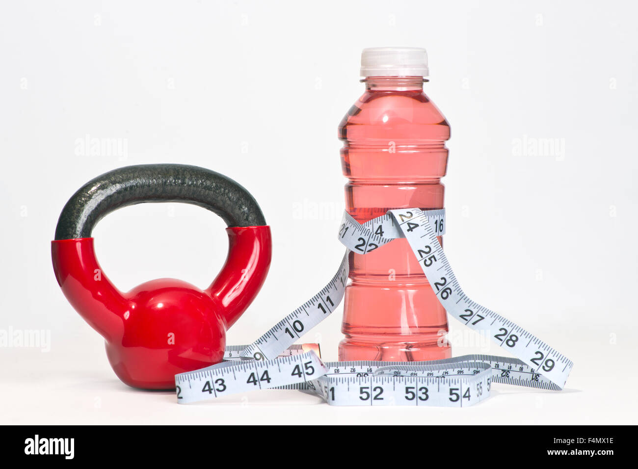 Roten Training Gewicht mit rosa Sportgetränk und Maßband. Stockfoto