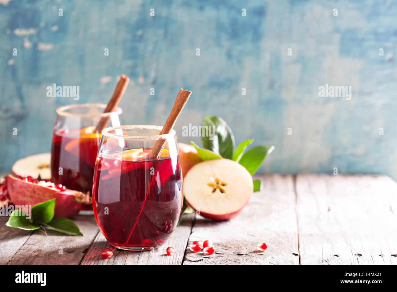 Herbst und Winter Sangria mit Äpfeln, Orangen, Granatapfel und Zimt Stockfoto