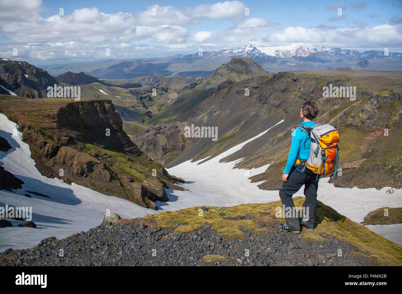 Wanderer, blickte Hvannargil-Tal von der Fimmvörðuháls Trail, Porsmork, Sudhurland, Island. Stockfoto