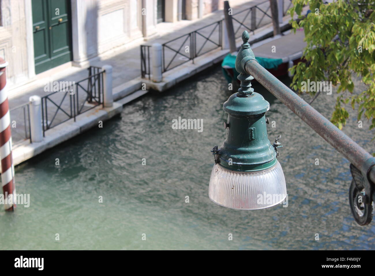 Eine Lampe mit Blick auf einen Kanal in Venedig Italien Stockfoto