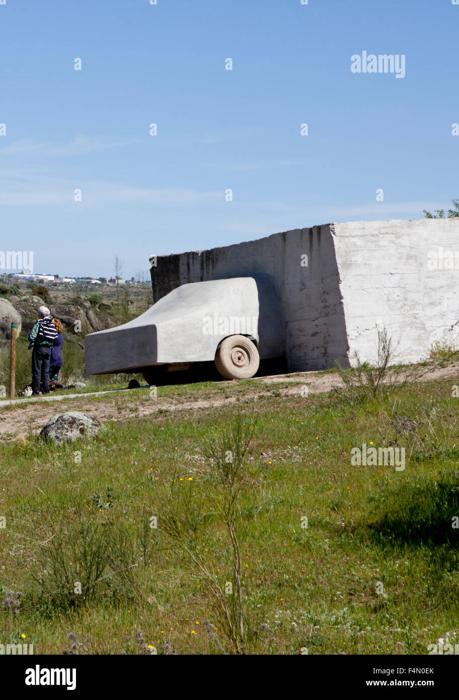 MALPARTIDA, Spanien, 7. April 2015: Open-Air Skulptur mit dem Titel VOAEX im Naturpark Los Barruecos, gehören zum Wolf Vostell Künstler Stockfoto
