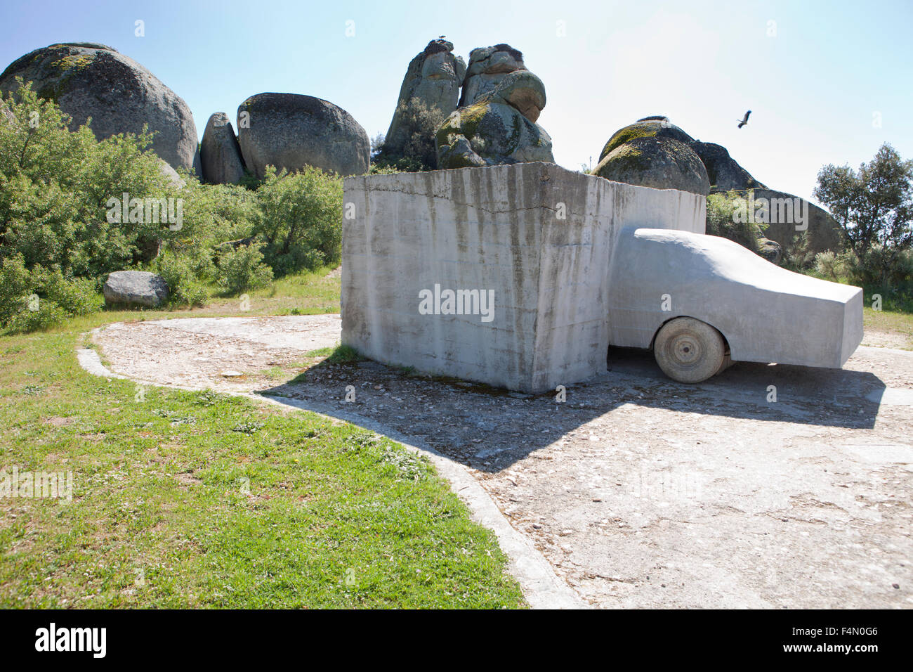 MALPARTIDA, Spanien, 7. April 2015: Open-Air Skulptur mit dem Titel VOAEX im Naturpark Los Barruecos, gehören zum Wolf Vostell Künstler Stockfoto