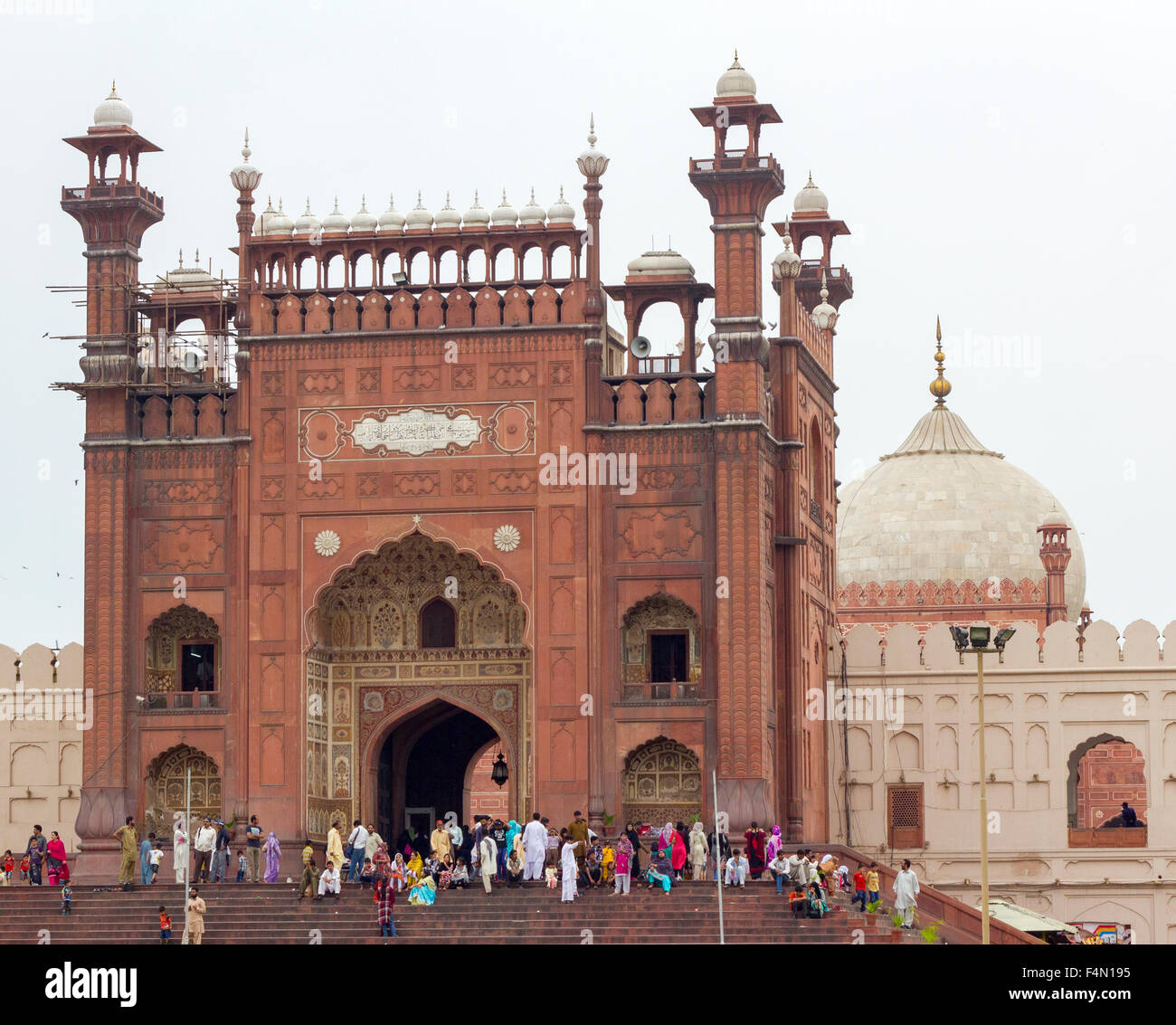 Vor dem Eingang des historischen Badshahi Moschee, Lahore, Pakistan Stockfoto