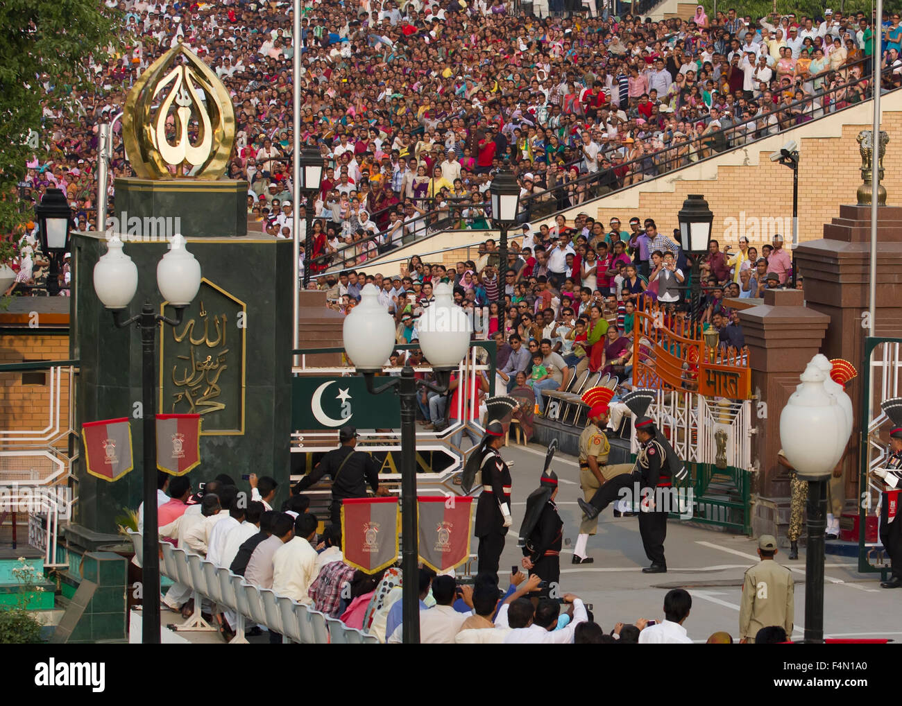 Der indisch-pakistanischen Wagah Border Abschlussfeier. Die Flagge Zeremonie erfolgt auf das Grenztor, zwei Stunden vor Sonnenuntergang täglich Stockfoto