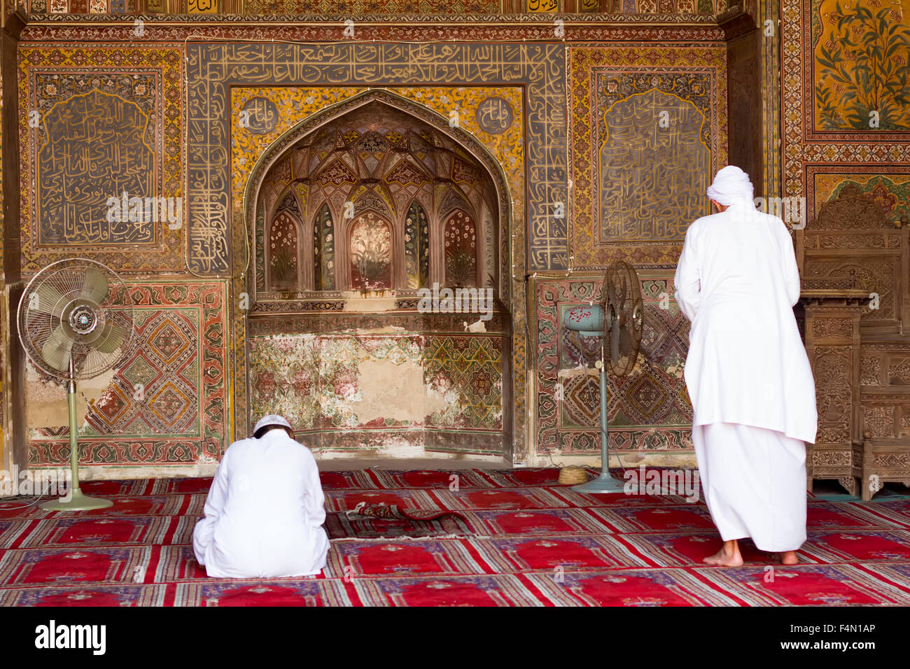 Männer beten in der schönen Wazir Khan Moschee in der Altstadt von Lahore, Pakistan Stockfoto