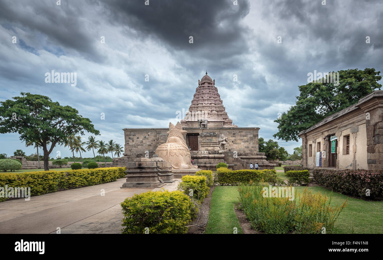 Riesigen Nandi-Stier am Eingang des alten Shiva-Tempel in Tamil Nadu, Indien Stockfoto