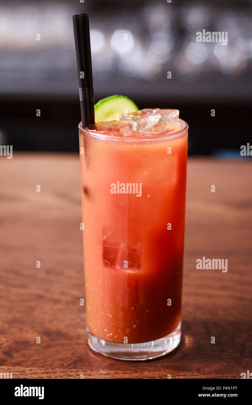Bloody Mary Cocktail mit Gurke garniert auf einer Leiste oben Stockfoto