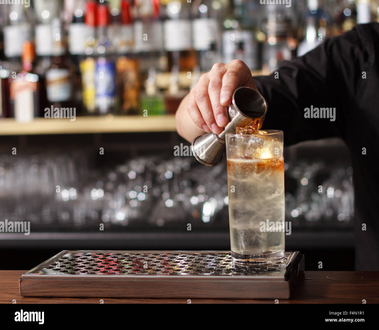 Barkeeper, cocktail auf eine Bar Stockfoto