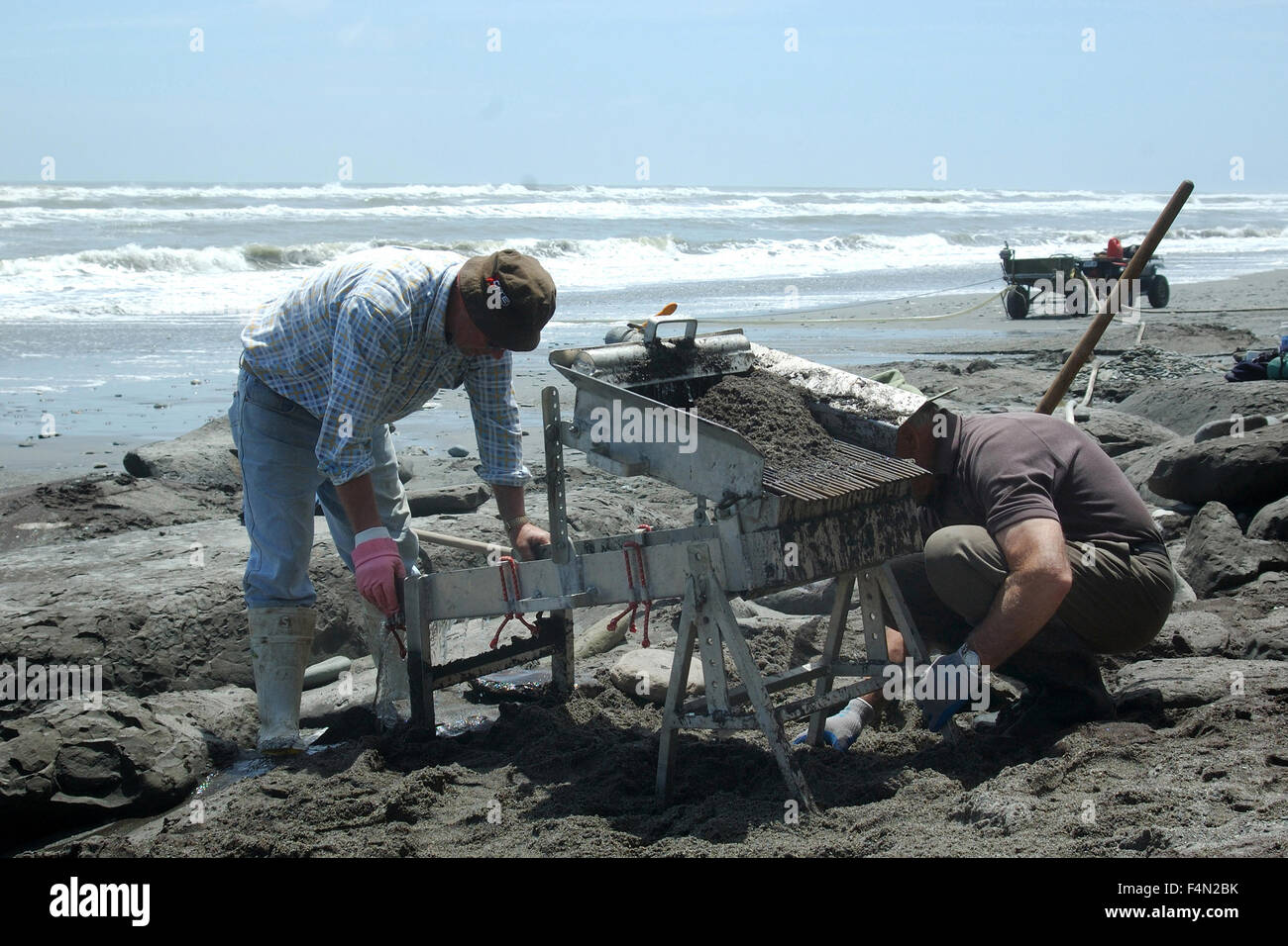 GREYMOUTH, Neuseeland, CIRCA 2006: Männer bereiten ein Sluicebox Strände mit schwarzem Sand für Gold in der Nähe von Greymouth arbeiten Stockfoto