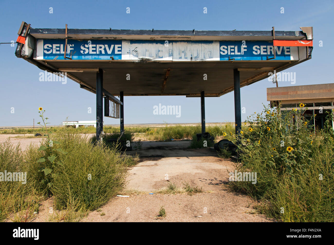 Eine geschlossene eine verlassene Standard-Chevron-Tankstelle an der Glenrio Ausfahrt der Interstate 40 in Texas. Stockfoto