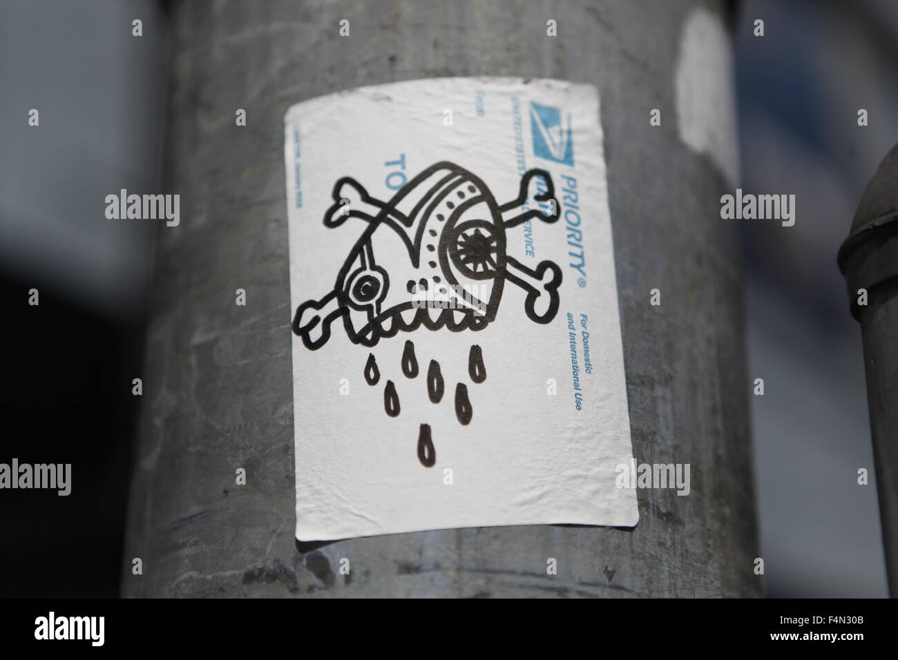 Streetart Schablone Aufkleber aufgeklebt Utility Box oder Pol - Bloomington, Indiana-Punk-Kultur Stockfoto