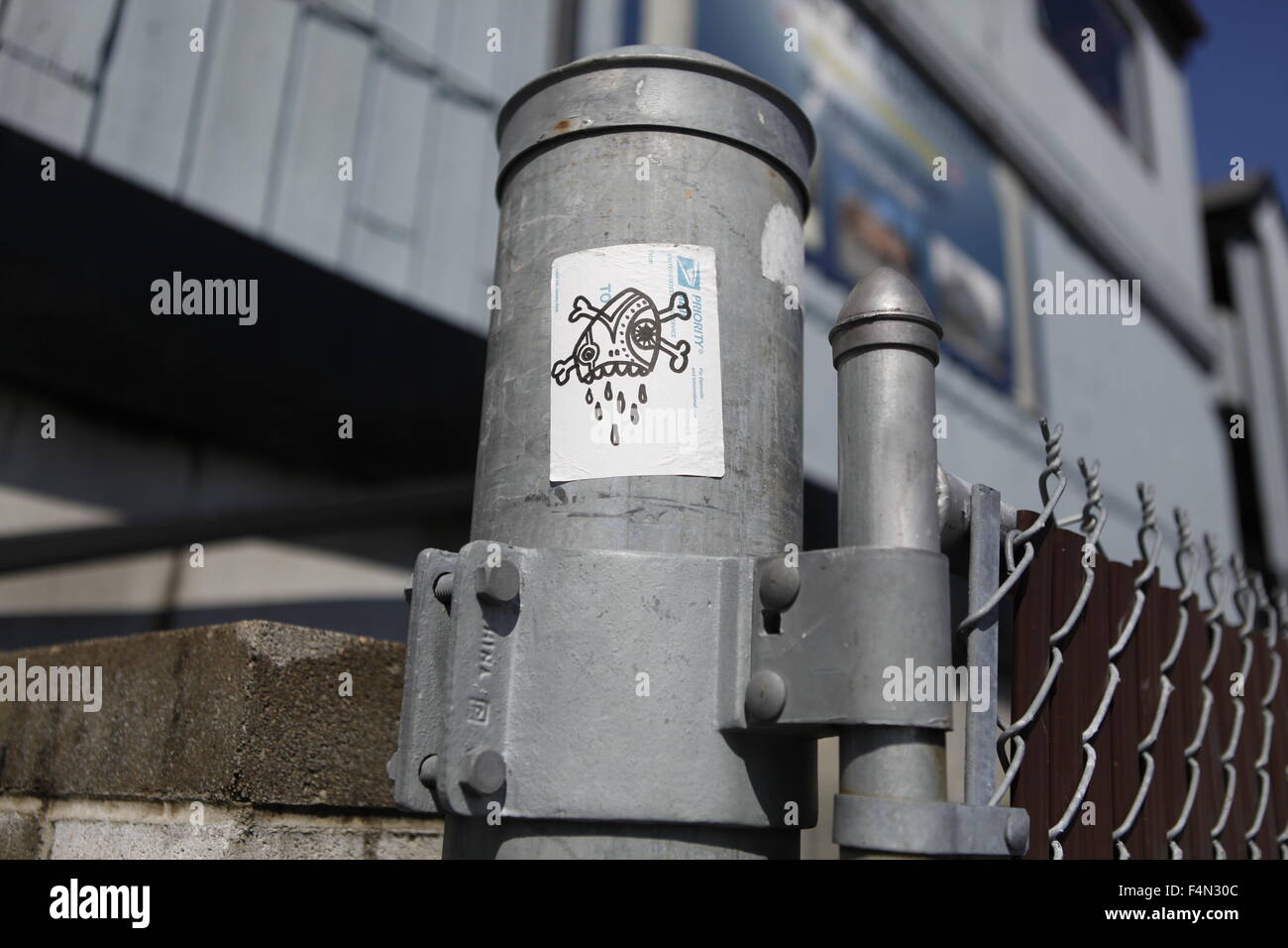 Streetart Schablone Aufkleber aufgeklebt Utility Box oder Pol - Bloomington, Indiana-Punk-Kultur Stockfoto