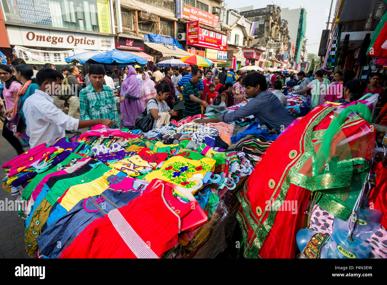 Verkäufer sind mit Tüchern für den Verkauf in einem überfüllten Straße mit Geschäften an mangaldas Markt Stockfoto